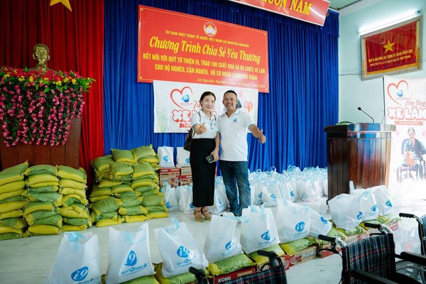 Hình ảnh gia đình hỗ trợ người thân vượt qua nghiện cờ bạc